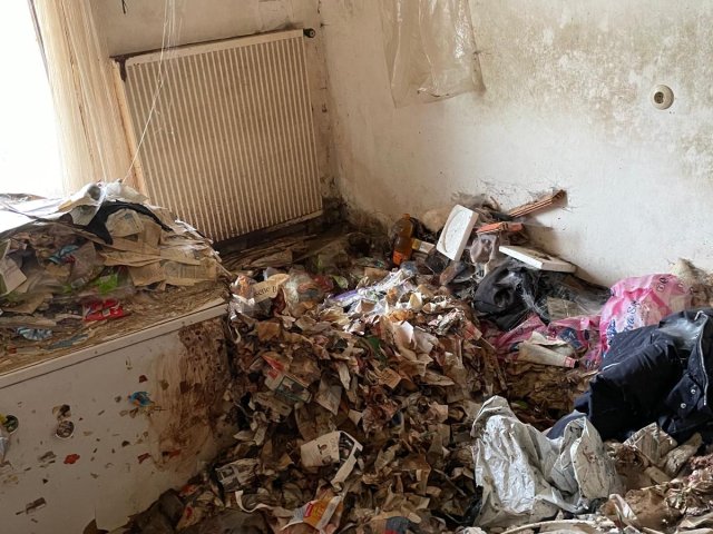 Zimmer voller Abfall